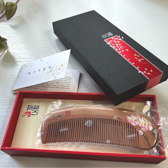 New In Box Handmade natural sandalwood hair comb - Picture 1 of 8